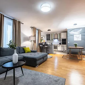 Live Centrally In A Spacious And Modern In Wien